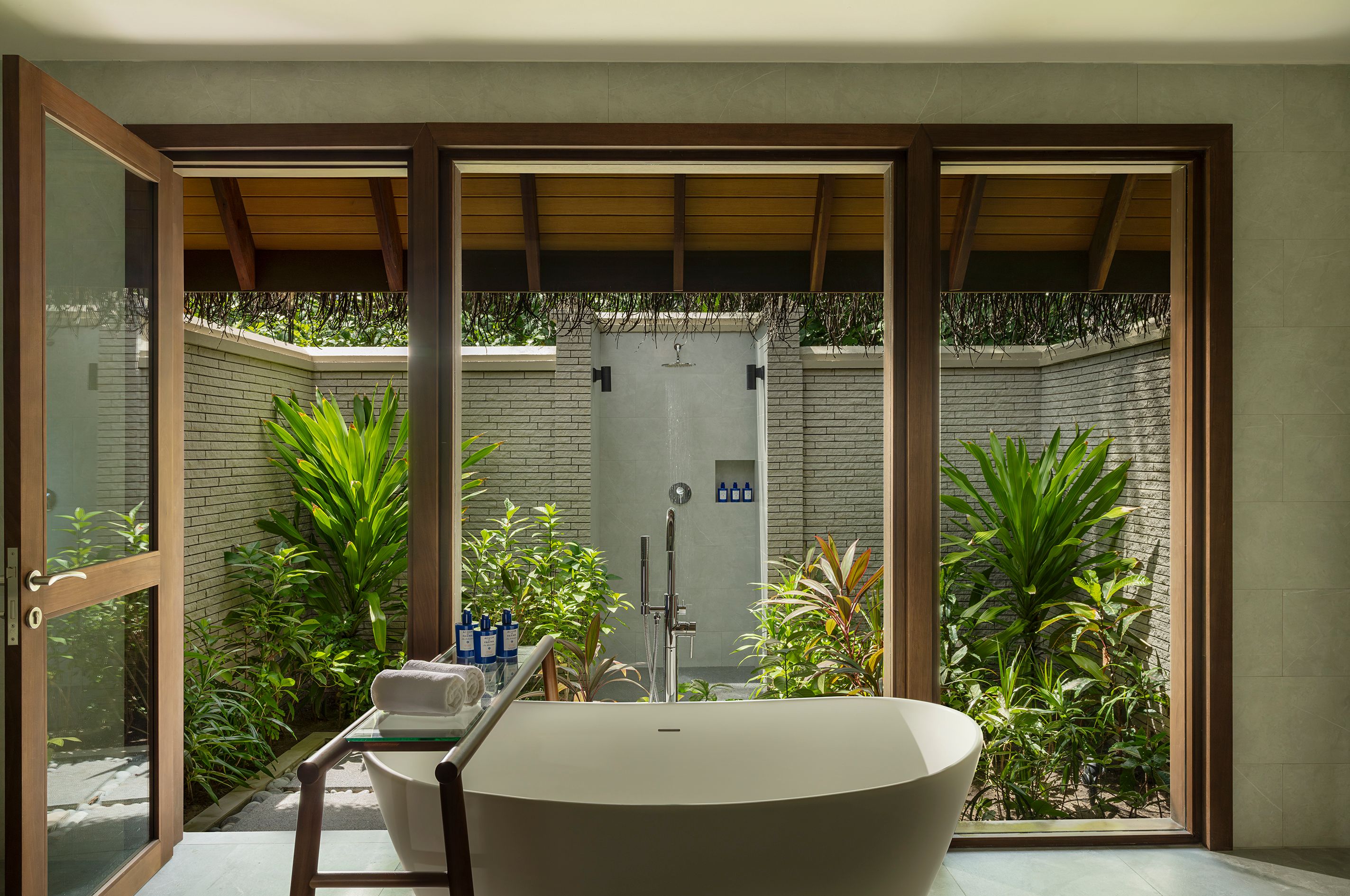 Two bed Baros retreat master bathroom